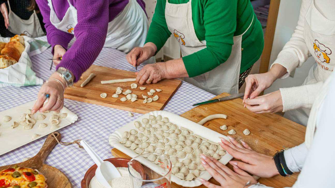 사랑스러운 레체(Lecce)의 가정집에서 신선한 파스타가 만들어지는 과정을 직접 경험해 보세요.