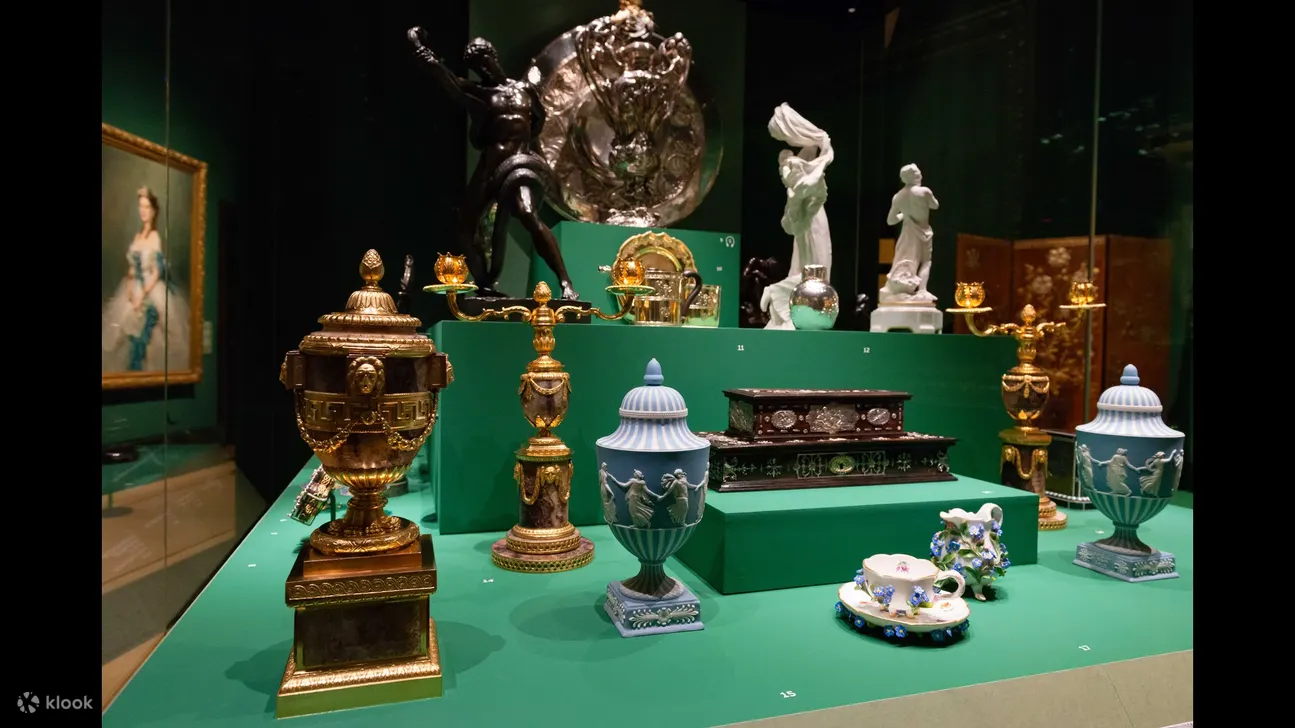 爱德华时代艺术的精彩展示，从华丽的银器到优雅的瓷器珍品