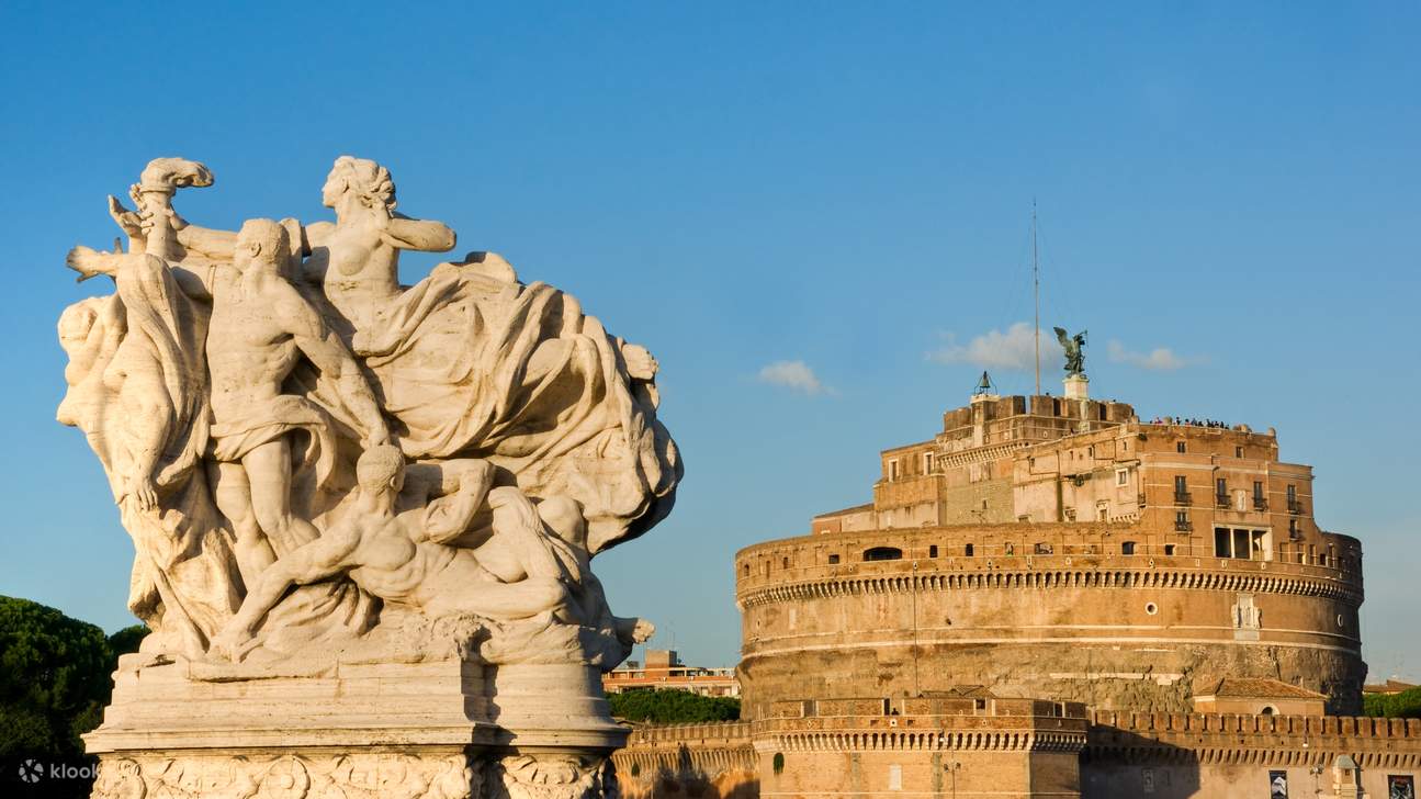 Seorang wisatawan mengambil foto di Castel Sant'Angelo