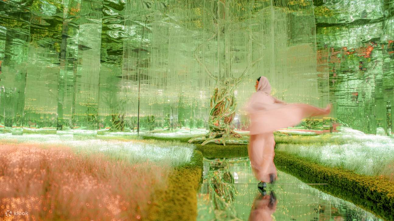 Bước vào thế giới ánh sáng và âm thanh đầy mê hoặc, nơi nghệ thuật kỹ thuật số tạo nên một không gian huyền ảo