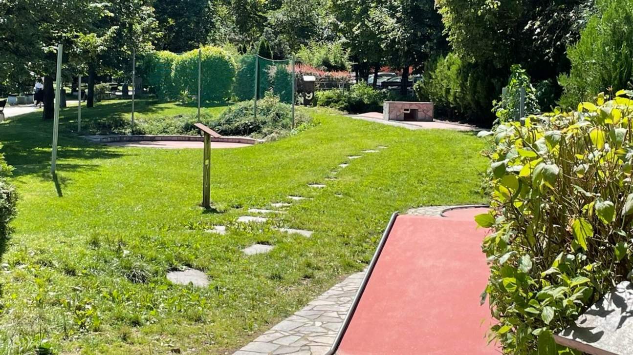 Trải nghiệm mini golf dưới Tháp Truyền Hình Zizkov