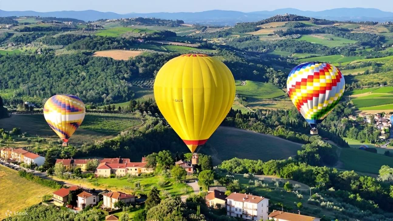 Schweben Sie über die Toskana und genießen Sie atemberaubende Luftaufnahmen von sanften Weinbergen und charmanten Dörfern.