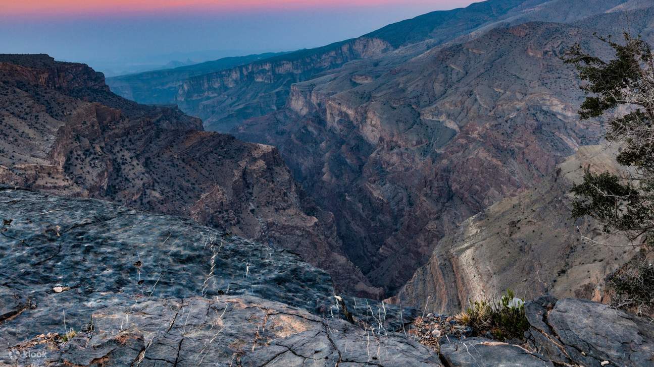 Saksikan pemandangan dramatik tebing tinggi dan lembah yang luas, keajaiban semula jadi yang mengagumkan