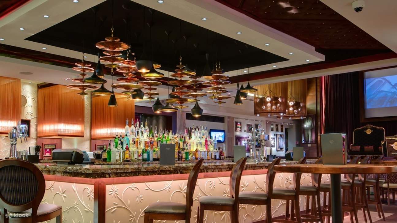 Moderne Beleuchtung, elegantes Dekor und Rock-Memorabilien schaffen eine immersive Essatmosphäre.