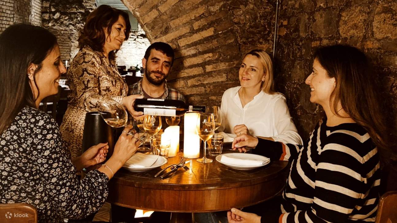 Weinprobe im Kerzenschein mit Abendessen in einer antiken römischen Grotte