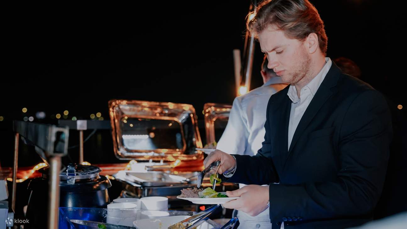 Hóa trang bằng các đạo cụ tiệc tùng vui nhộn và tạo dáng thật phong cách