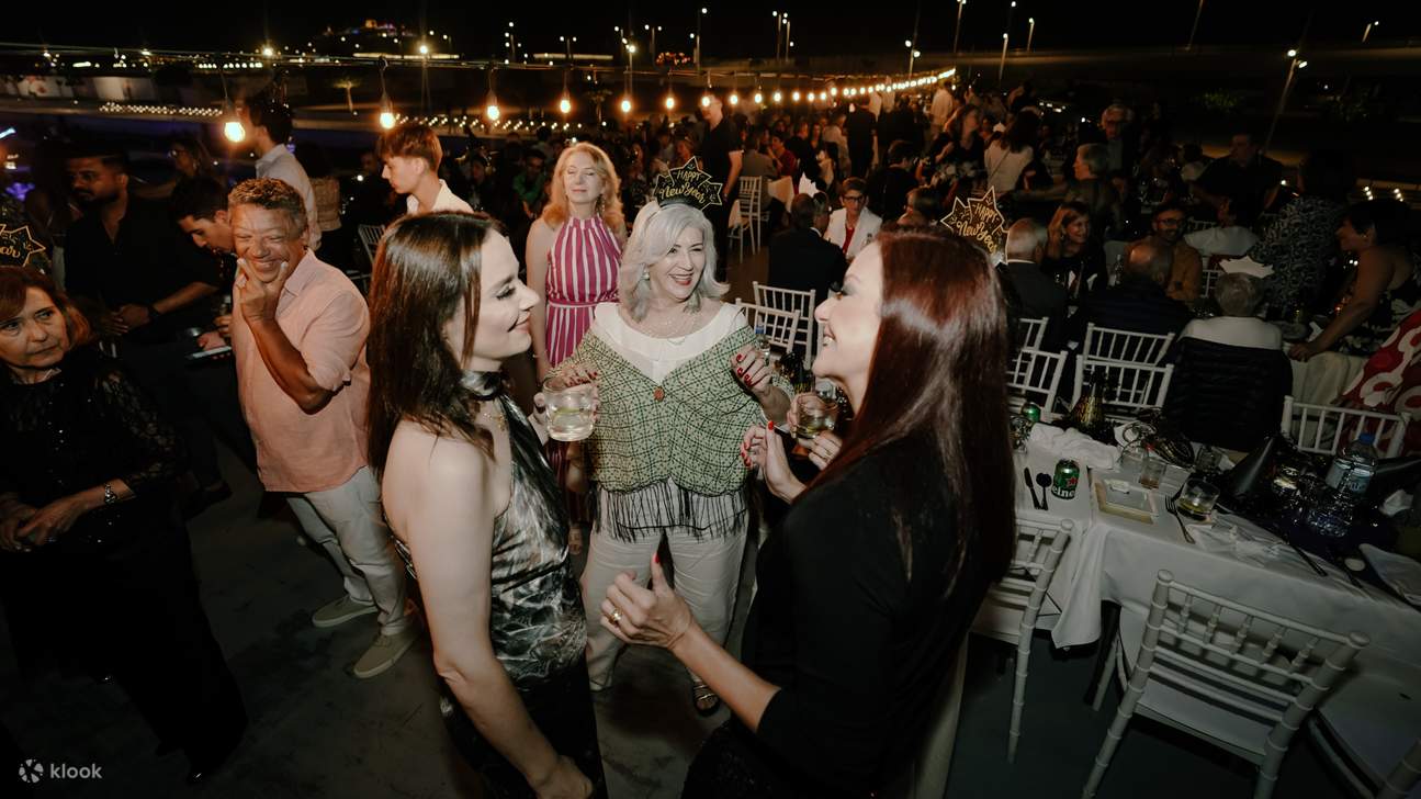 ダンスをしながら新年を迎え、ドリンク飲み放題をお楽しみください。