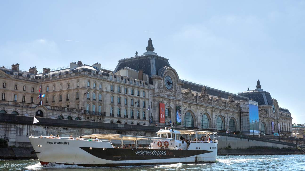 Jelajahi jantung kota Paris dengan menaiki kapal pesiar Vedettes de Paris yang nyaman
