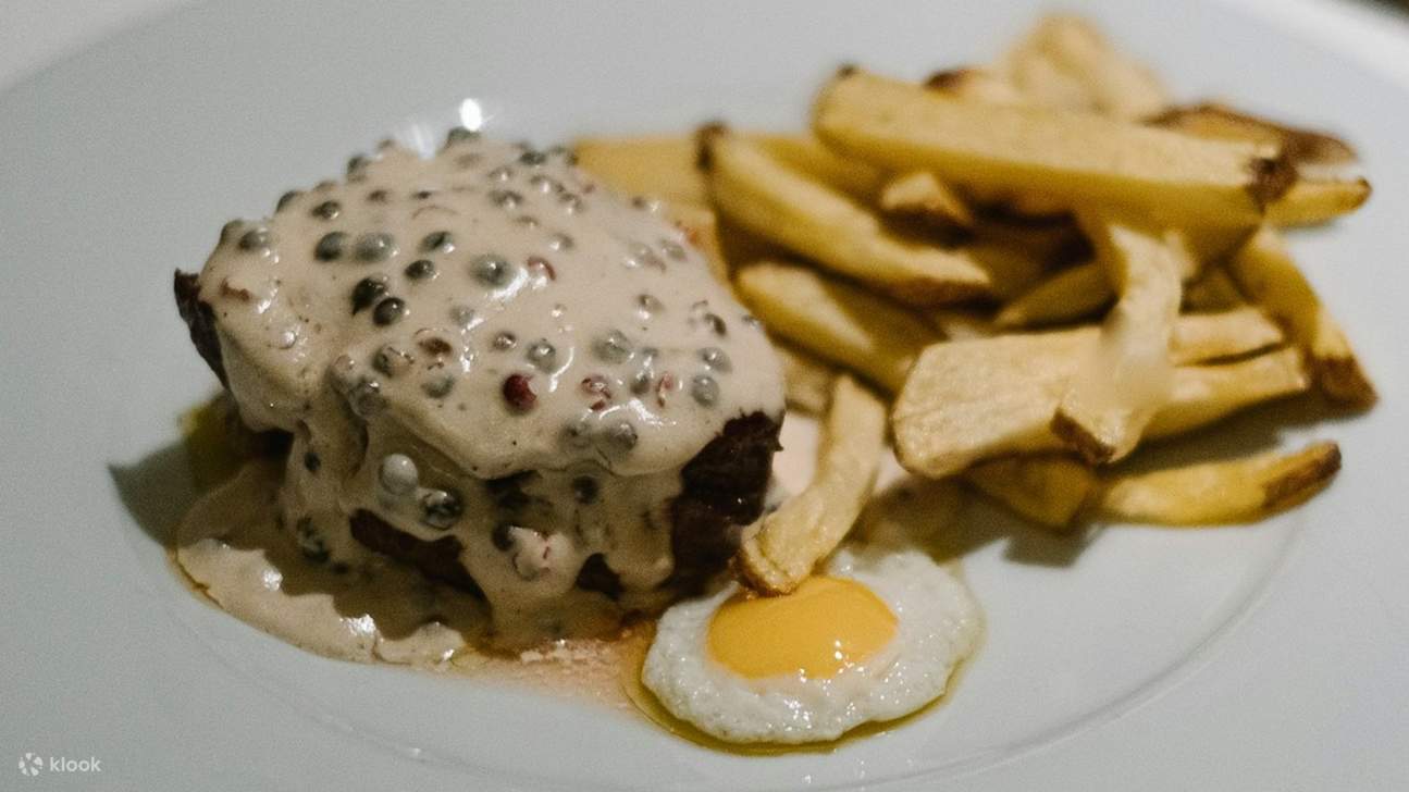 Thưởng thức các món chính thịnh soạn của Bồ Đào Nha như bít tết sốt tiêu kem, khoai tây chiên và trứng ốp la