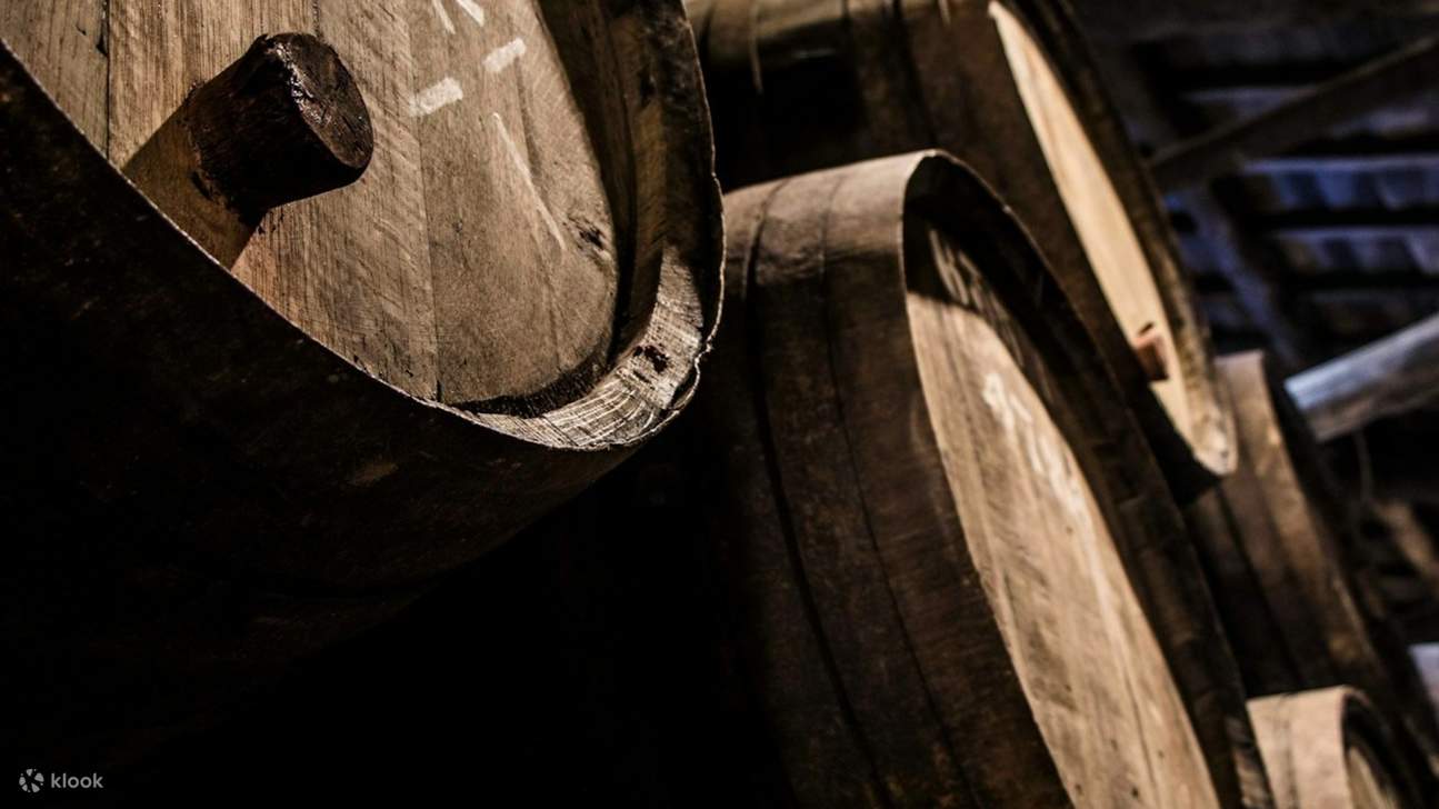 Nahaufnahme eines Weinfasses, das gealtertes Holz und geprägte Vintage-Markierungen zeigt