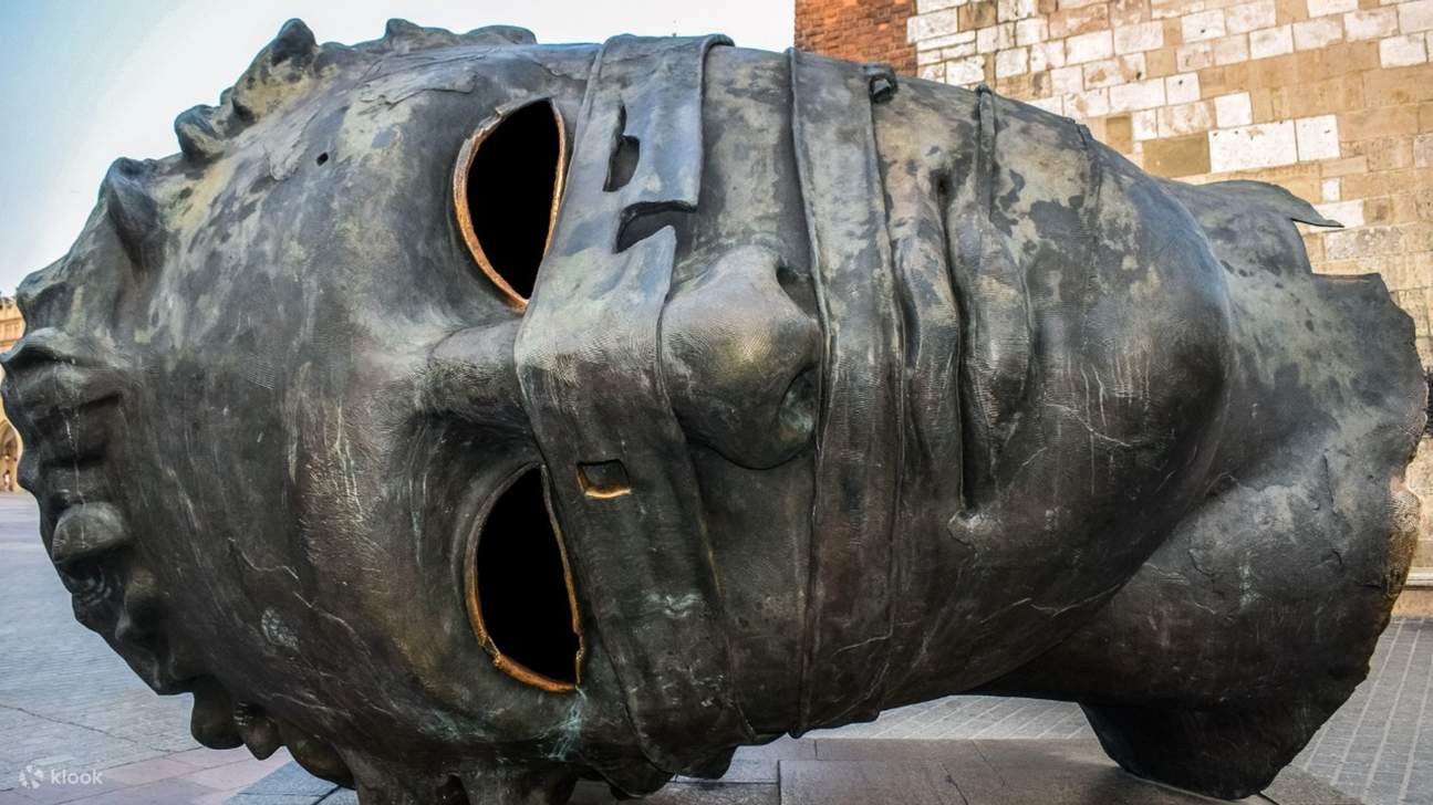 克拉科夫某处包扎着绷带的头部雕像