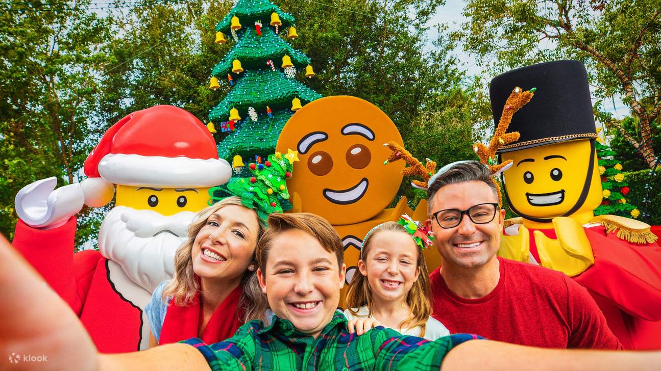 在加州乐高乐园色彩缤纷的入口处，进入一个充满想象力的世界