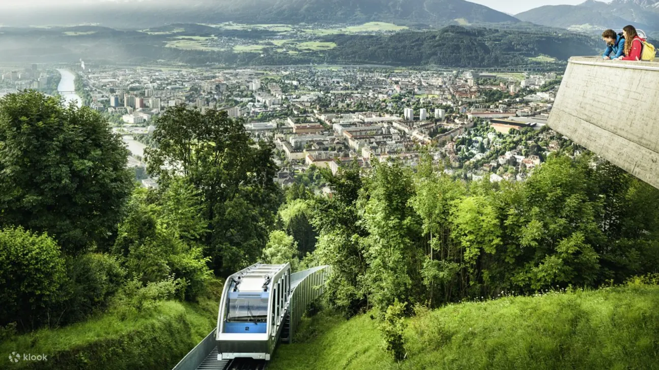 搭乘 Hungerburgbahn 缆车前往 Alpenzoo，欣赏壮丽的景色