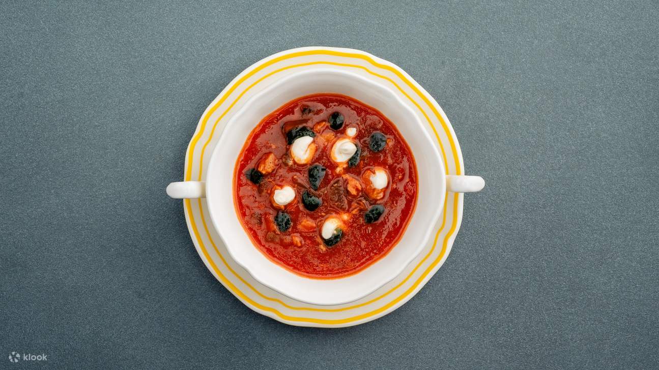 Sostanziosa zuppa solyanka servita fumante con teneri costine in un ricco e saporito brodo