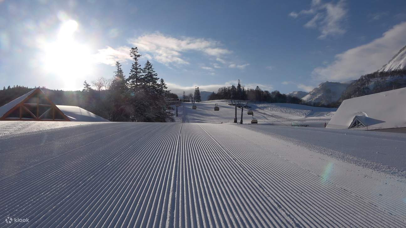 Превосходные удобства: Полностью оборудованные удобства обеспечивают безопасный и комфортный опыт катания на лыжах.