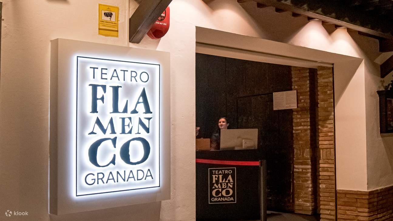 グラナダのセントロにあるテアトロ・フラメンコ・グラナダ (Teatro Flamenco Granada) の歴史的建造物のファサード