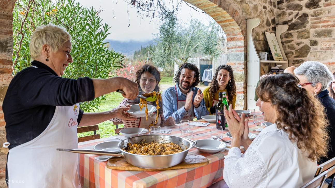 朋友們歡笑着，在温馨宜人的環境中分享美味的自制餐點
