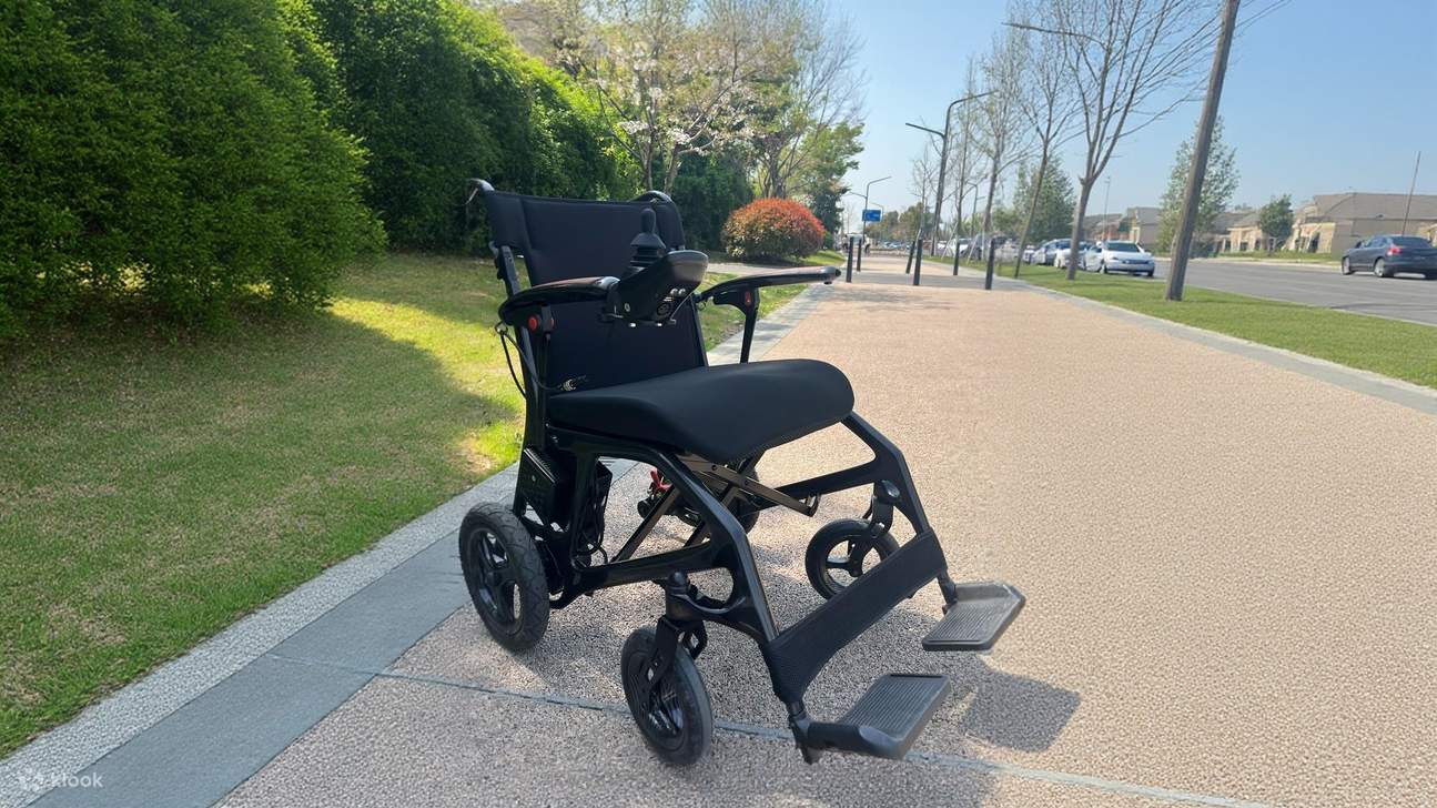 CF-5 탄소 섬유 전동 휠체어는 가볍고(15kg) 아마추어 사용자를 염두에 두고 설계된 정교하게 조정된 조이스틱 덕분에 제어하기 쉽습니다.