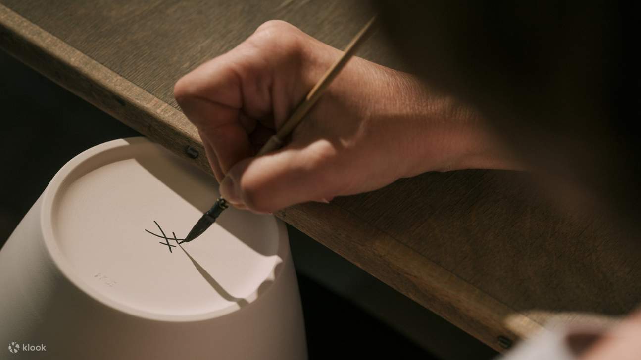 Setiap produk ditanda dengan tangan menggunakan lambang pedang bersilang Meissen yang ikonik—menjamin keaslian dan tradisi