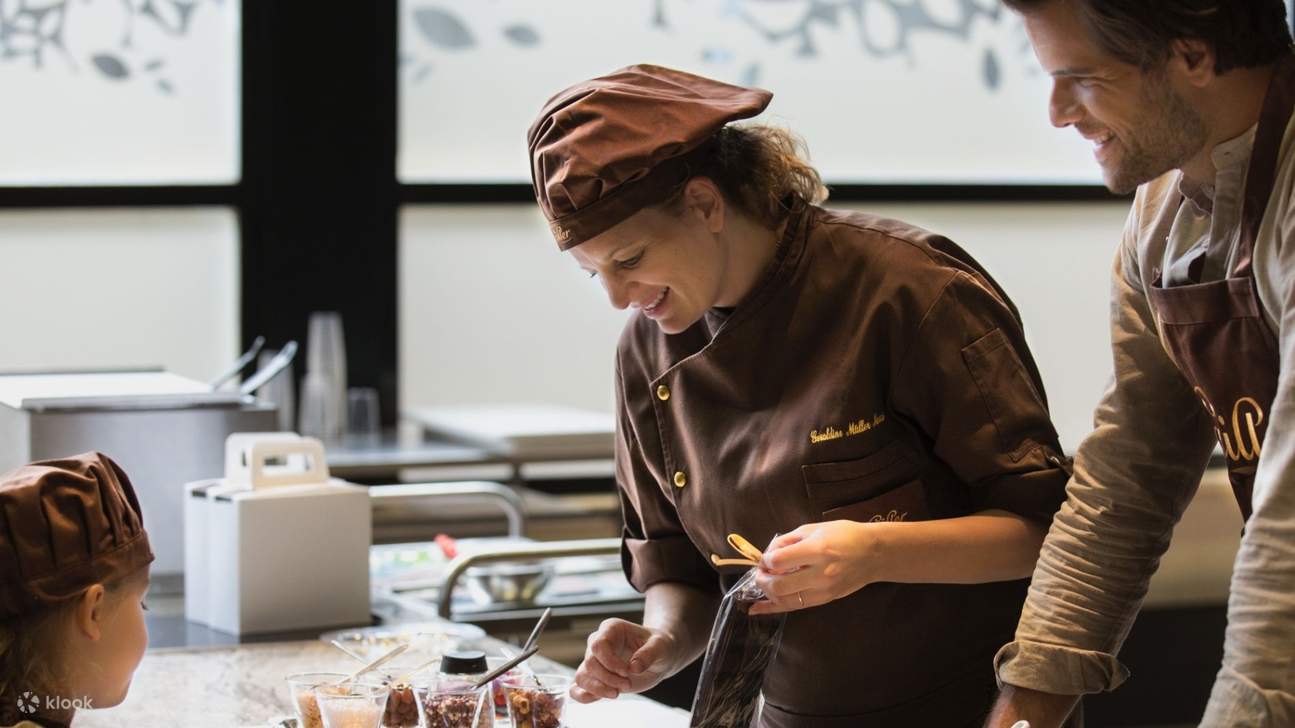 Saksikan pakar coklat menghasilkan coklat Swiss yang lazat di kawasan pengeluaran secara langsung