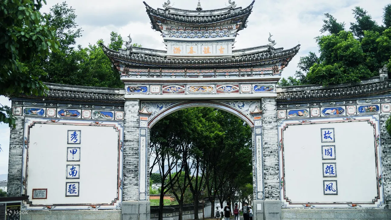 喜洲古镇位于大理古城以北18公里处，东临洱海，西枕苍山，是白族聚居的城镇，保存最多、最好的白族民居建筑群。从布局上看是典型的“三坊一照壁”及“四合五天井”的白族庭院格局。民居雕梁画栋、斗拱重叠、翘角飞檐、门楼、照壁、山墙的彩画装饰艺术绚丽多姿，充分体现了白族人民的建筑才华和艺术创造力