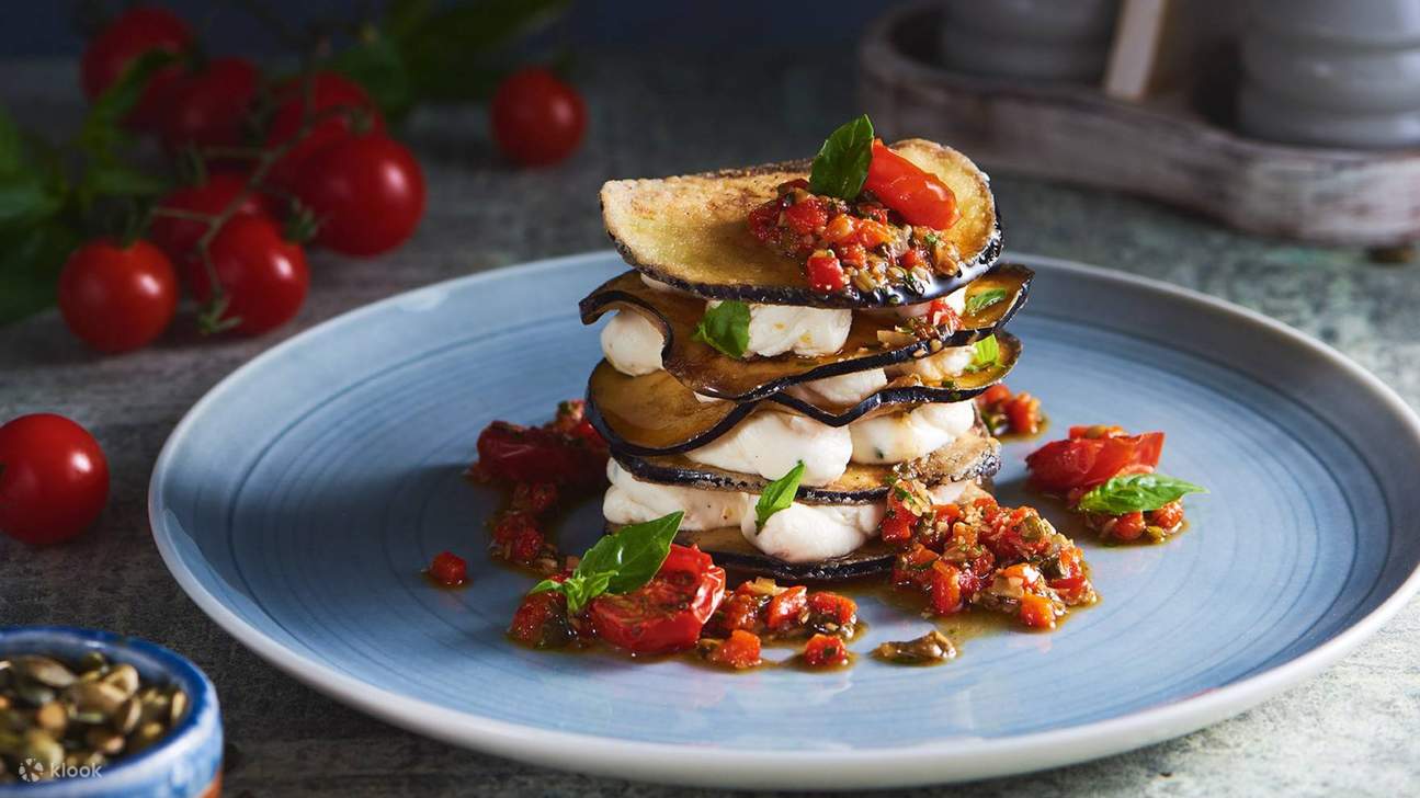 Nikmati percutian tepi pantai yang bergaya dengan pasir keemasan dan laut biru