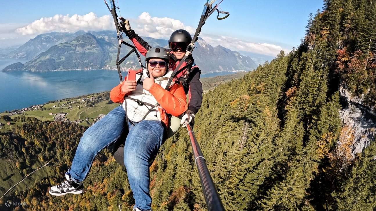 空を優雅に滑空しながら、息をのむような自然の風景を満喫しましょう。