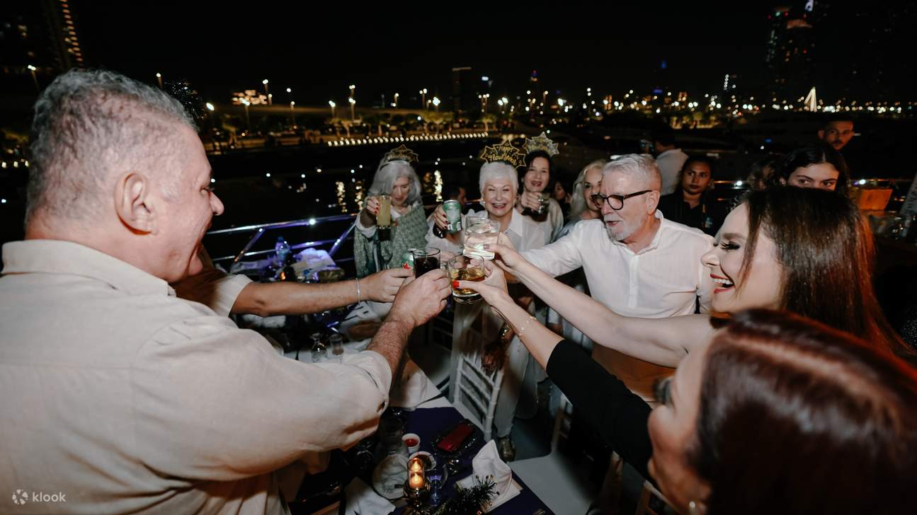 光と笑いが渦巻く中、お祝いのリズムを感じてください