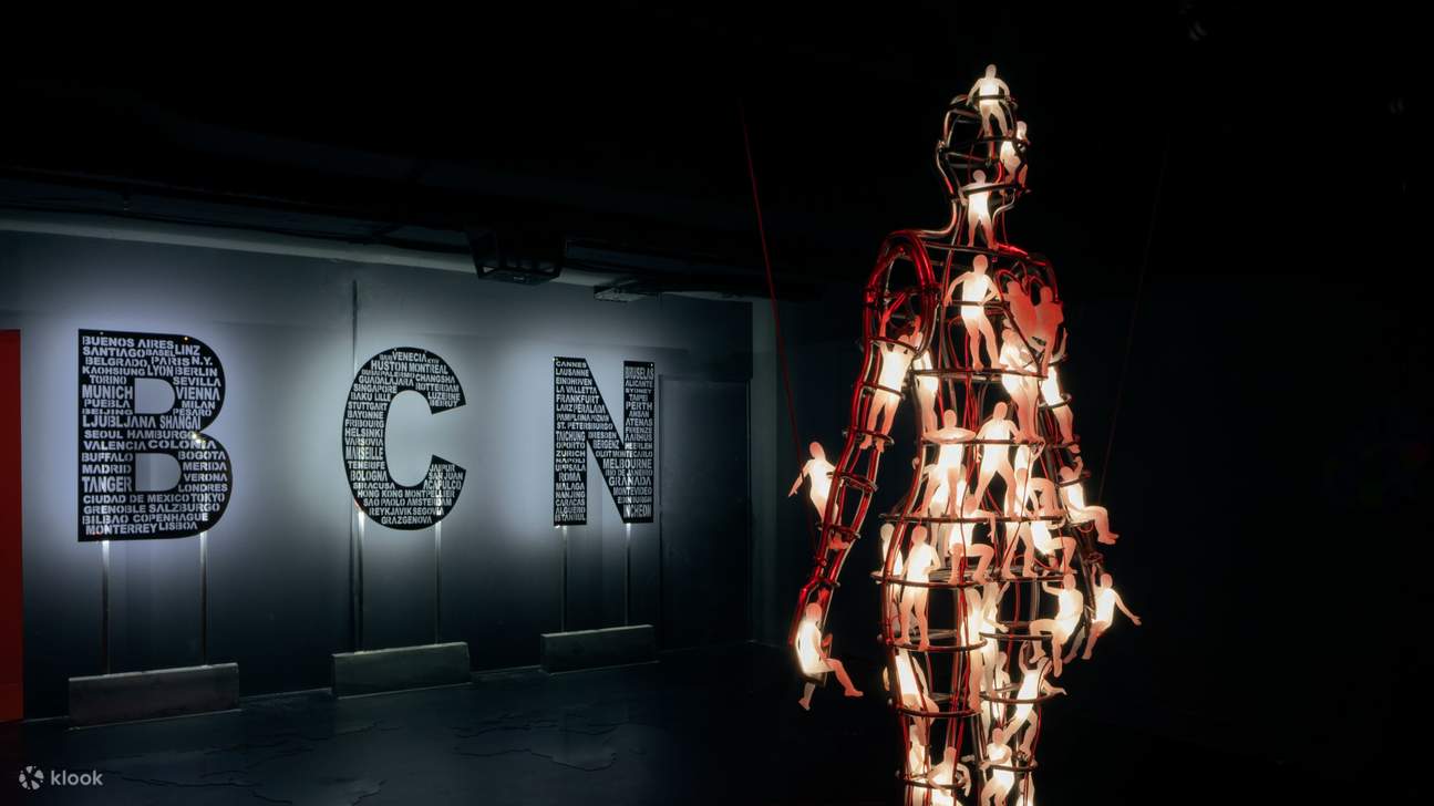 バルセロナのホワイトラビット美術館では、没入型で奇抜な現代アート作品を展示しています。