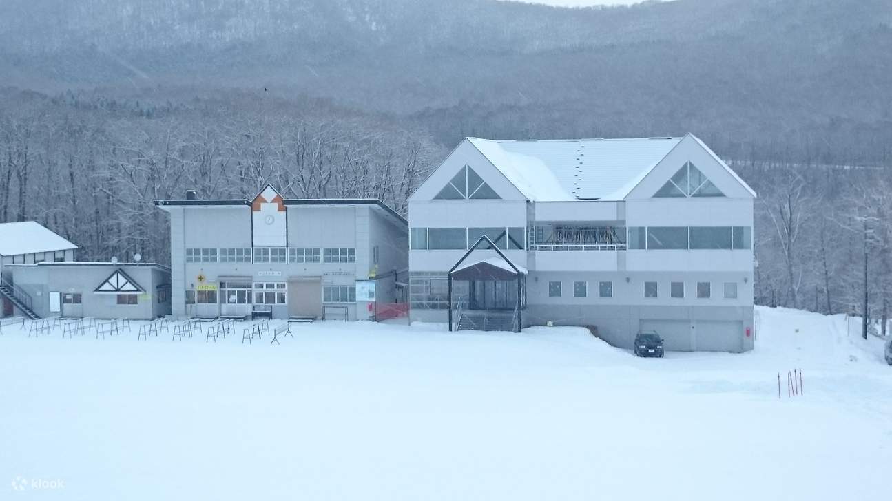 eine Person, die durch den Schnee fährt