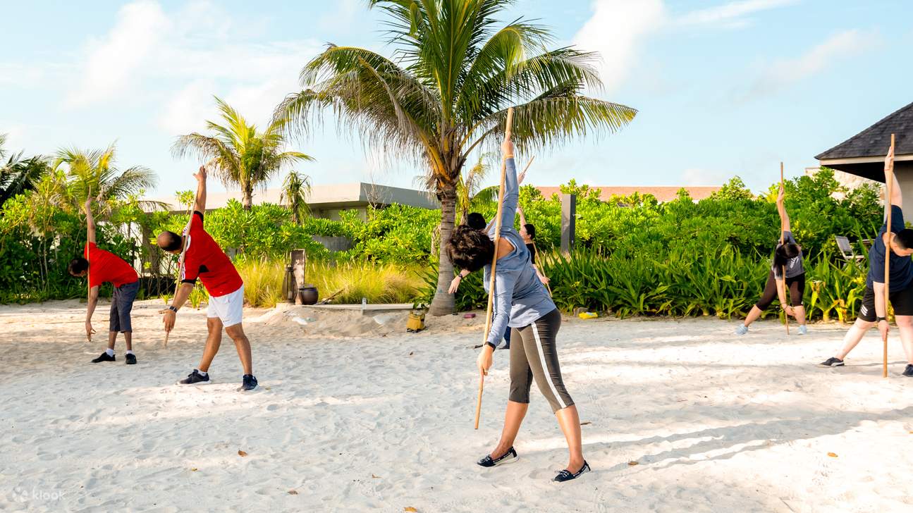 2人手持竹竿站立