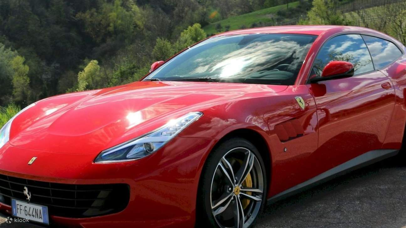 Ferrari GTC4Lusso mang tính biểu tượng, một kiệt tác về tốc độ, sự sang trọng và tay nghề thủ công của Ý