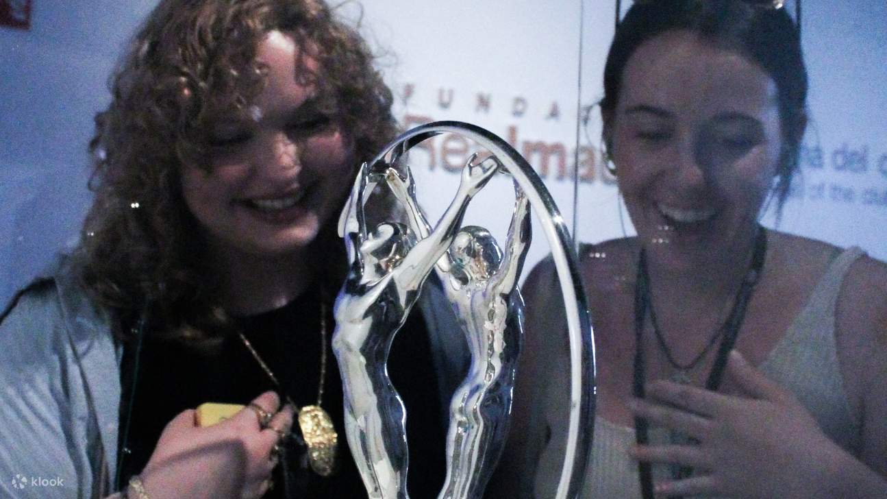 Posieren Sie mit der Champions-League-Trophäe – halten Sie Ihren eigenen Moment des Triumphs von Real Madrid fest