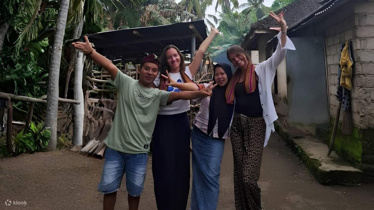 Momenti divertenti dopo la visita alla cascata! Gli ospiti si godono risate e connessione circondati dal verde lussureggiante del villaggio locale.