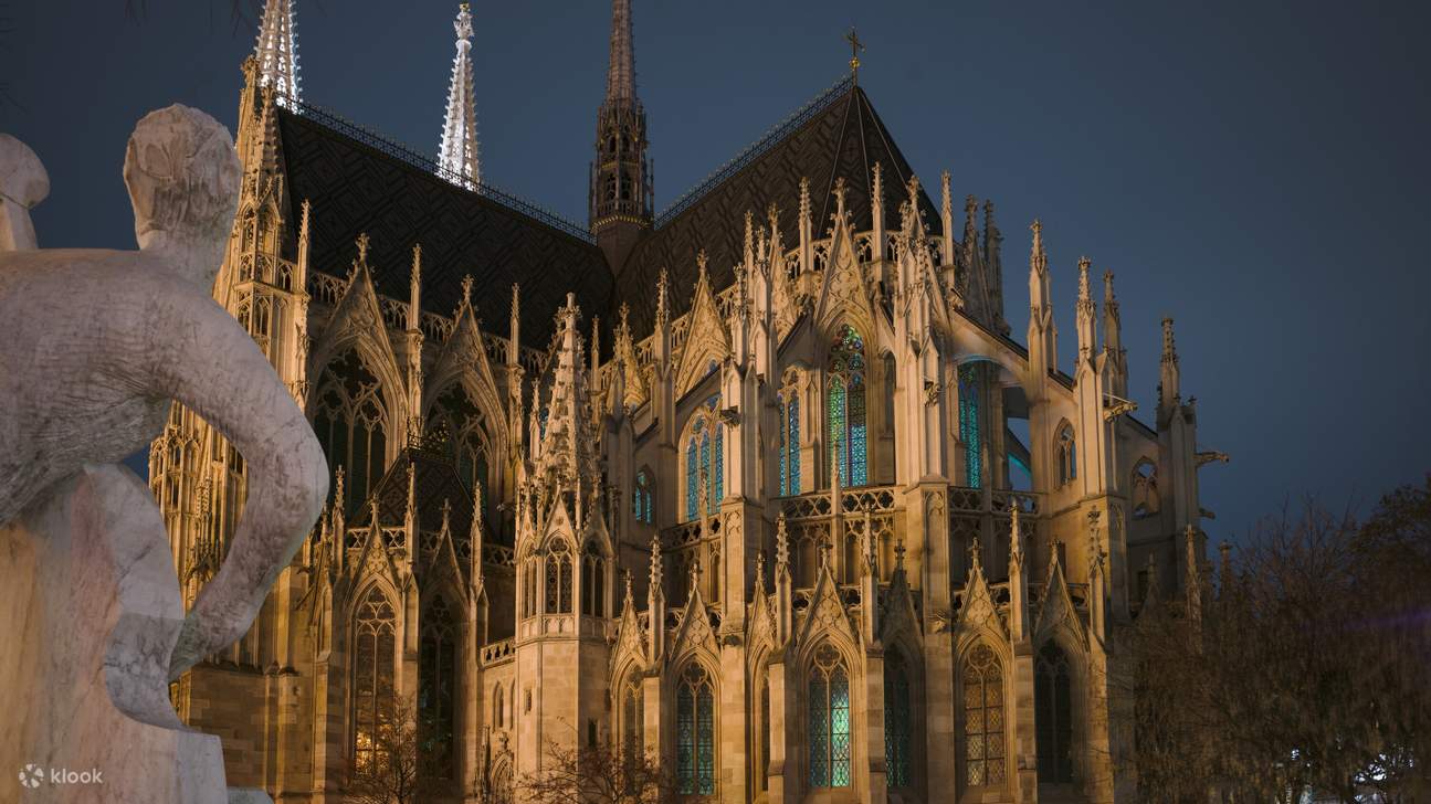 ウィーンのヴォティーフ教会での創造の光のショー