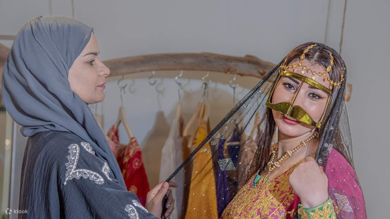 Rasai kebanggaan yang terjalin dalam setiap helaian pakaian tradisional