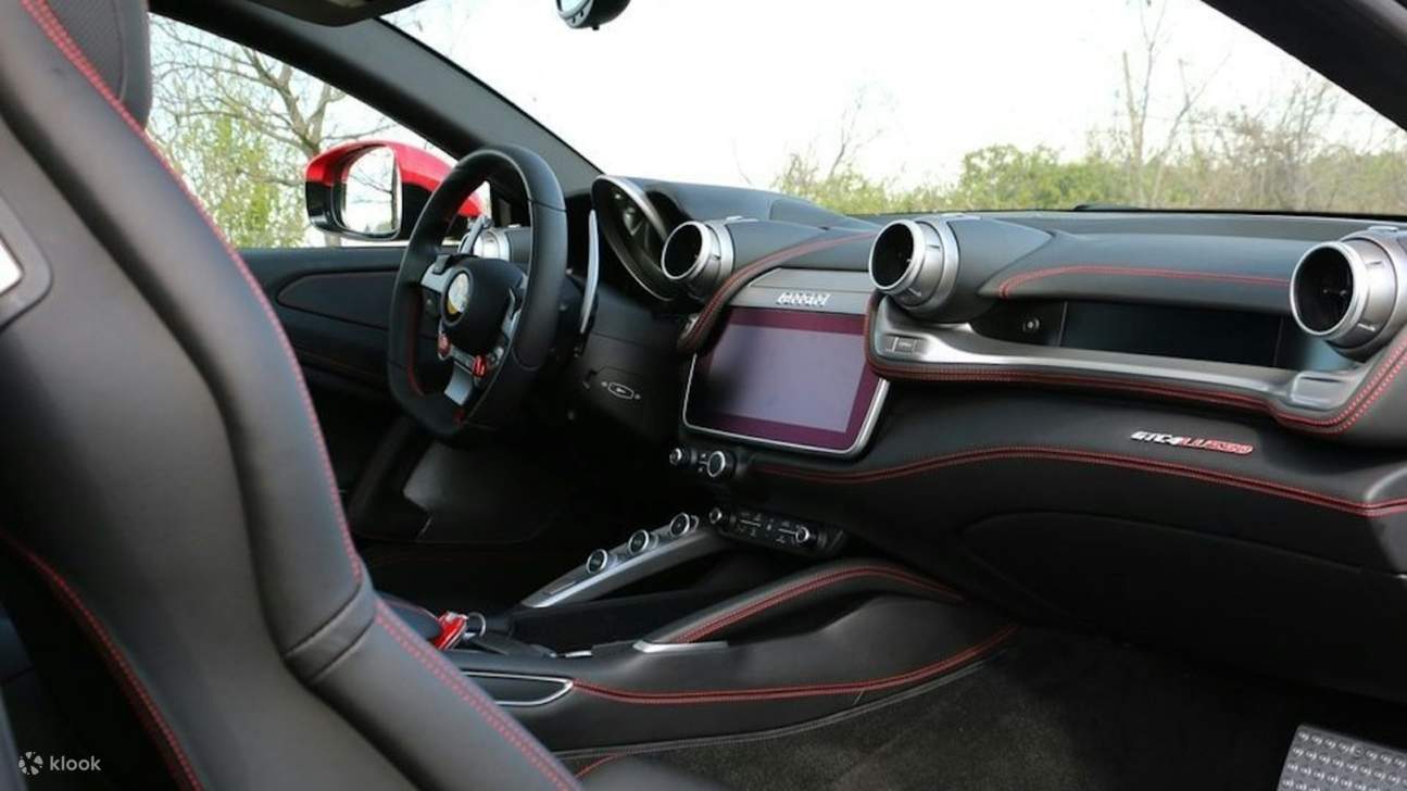 Interior mewah Ferrari GTC4Lusso, memadukan teknologi mutakhir dengan desain sempurna