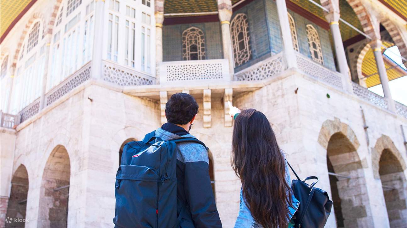 Cảm nhận dấu ấn của đế chế qua từng chi tiết chạm khắc tinh xảo trên các khung cửa gỗ