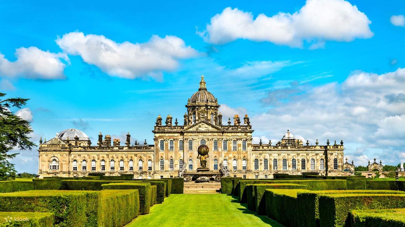 Laissez-vous émerveiller par la majesté du château Howard, entouré de jardins, d'art et d'architecture en parfaite harmonie.