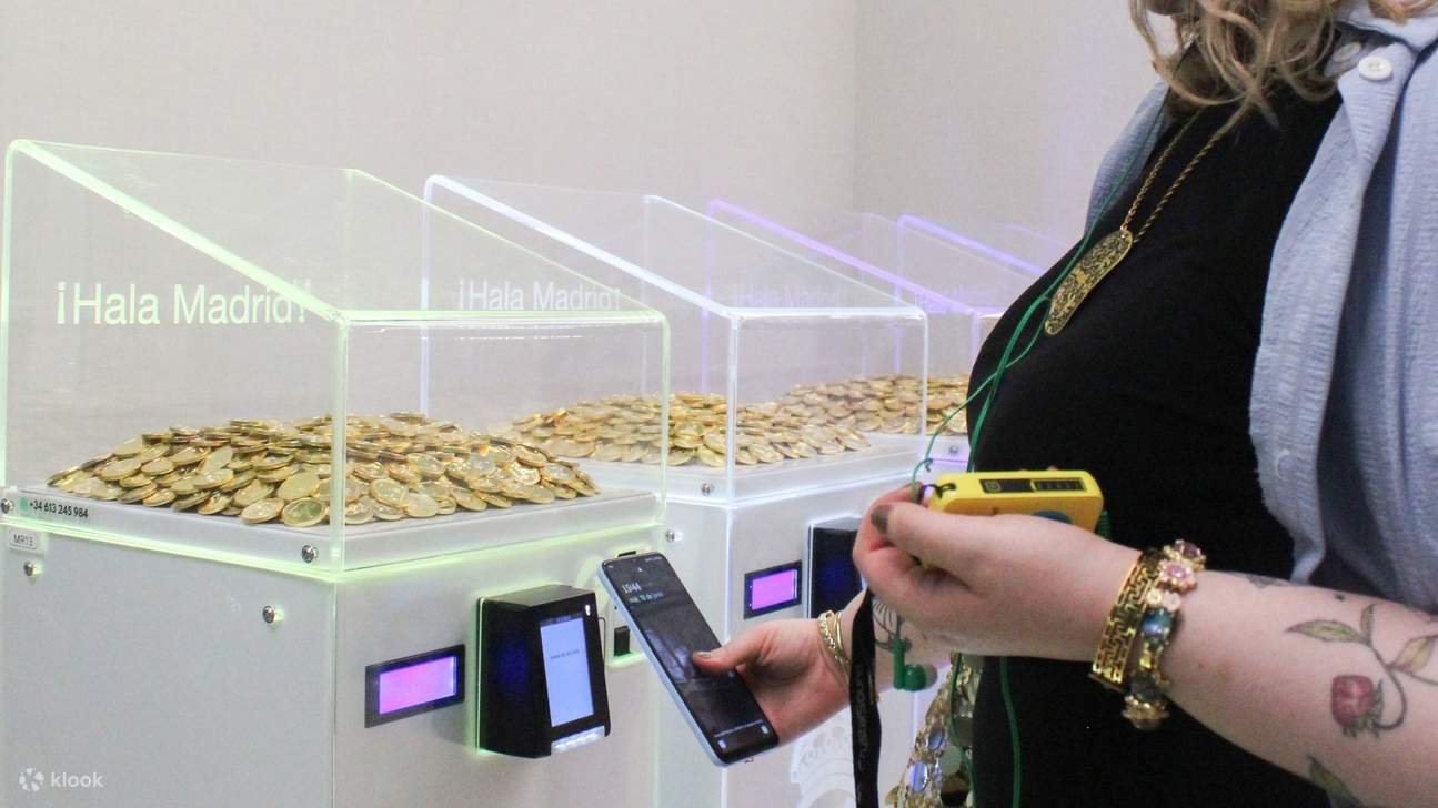 Interaktive Ausstellungen erwecken das hundertjährige Erbe von Real Madrid durch moderne Displays zum Leben.