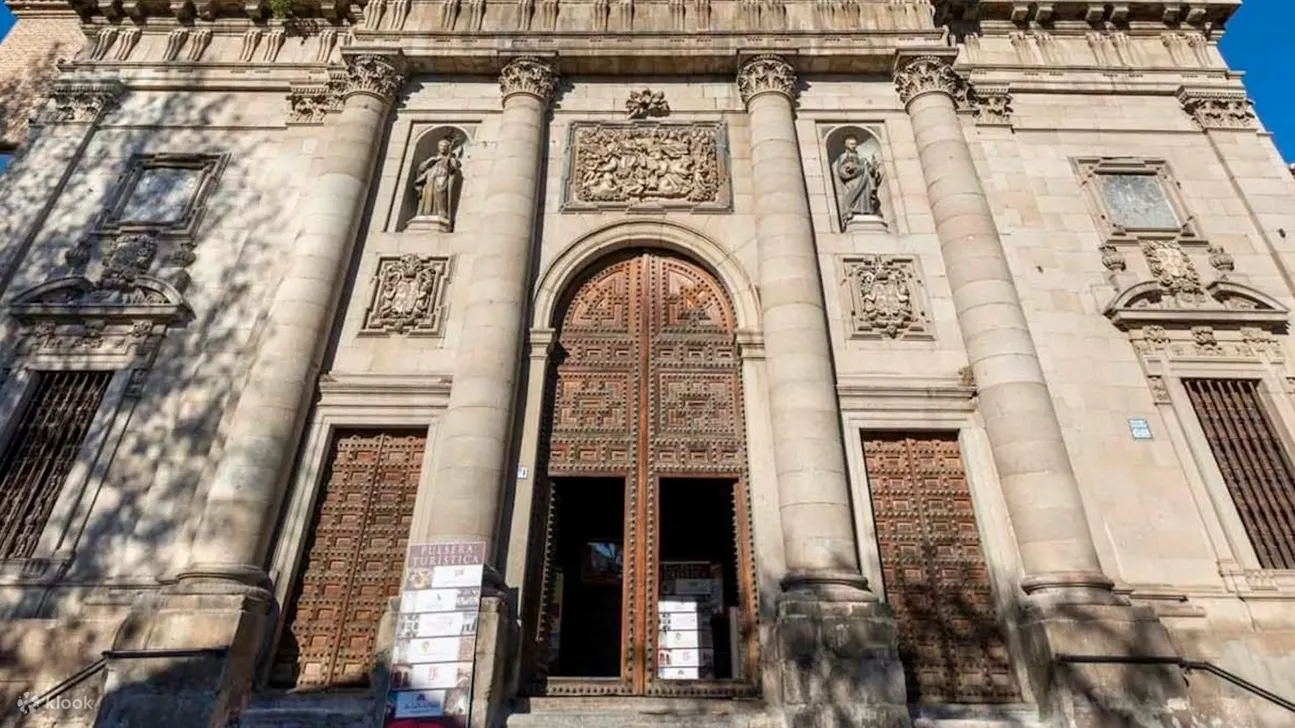 欣赏圣伊尔德丰索耶稣会教堂令人惊叹的巴洛克式建筑