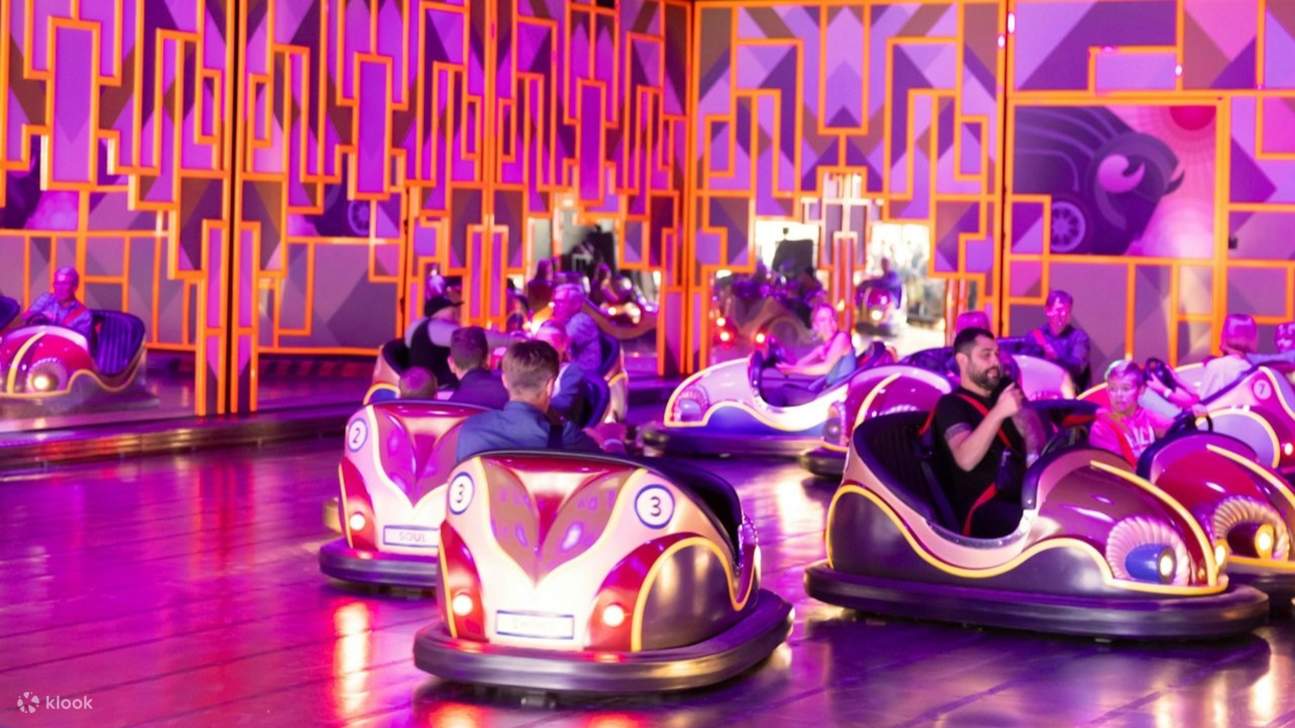 Tawa dan tabrakan berpadu dalam keseruan bermain mobil bumper