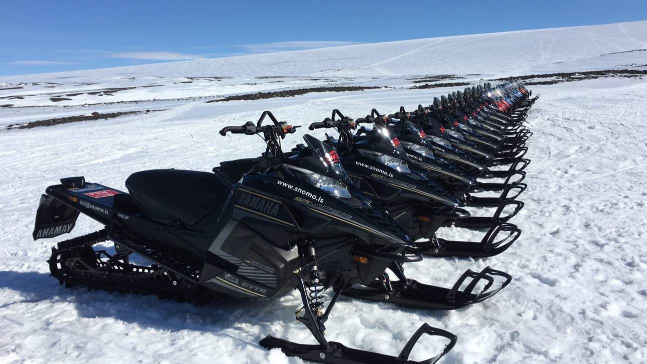 Rasakan adrenalin saat Anda meluncur melewati gletser luas dengan mobil salju