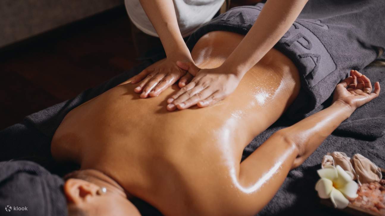 Full body massage by professional therapists — experience deep relaxation at Oani Spa & Massage Da Nang.