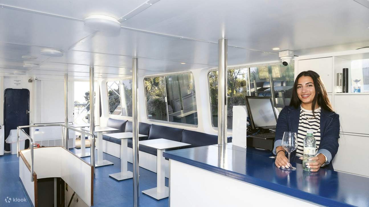 在塞维利亚乘坐瓜达尔基维尔河游船，享用餐食和无限畅饮