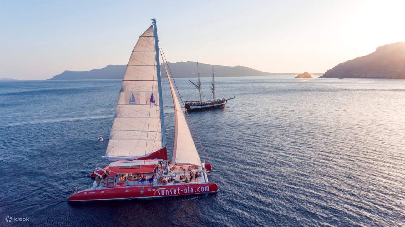 잔잔한 바다를 가르며 잊지 못할 풍경과 맛있는 식사를 즐겨보세요.