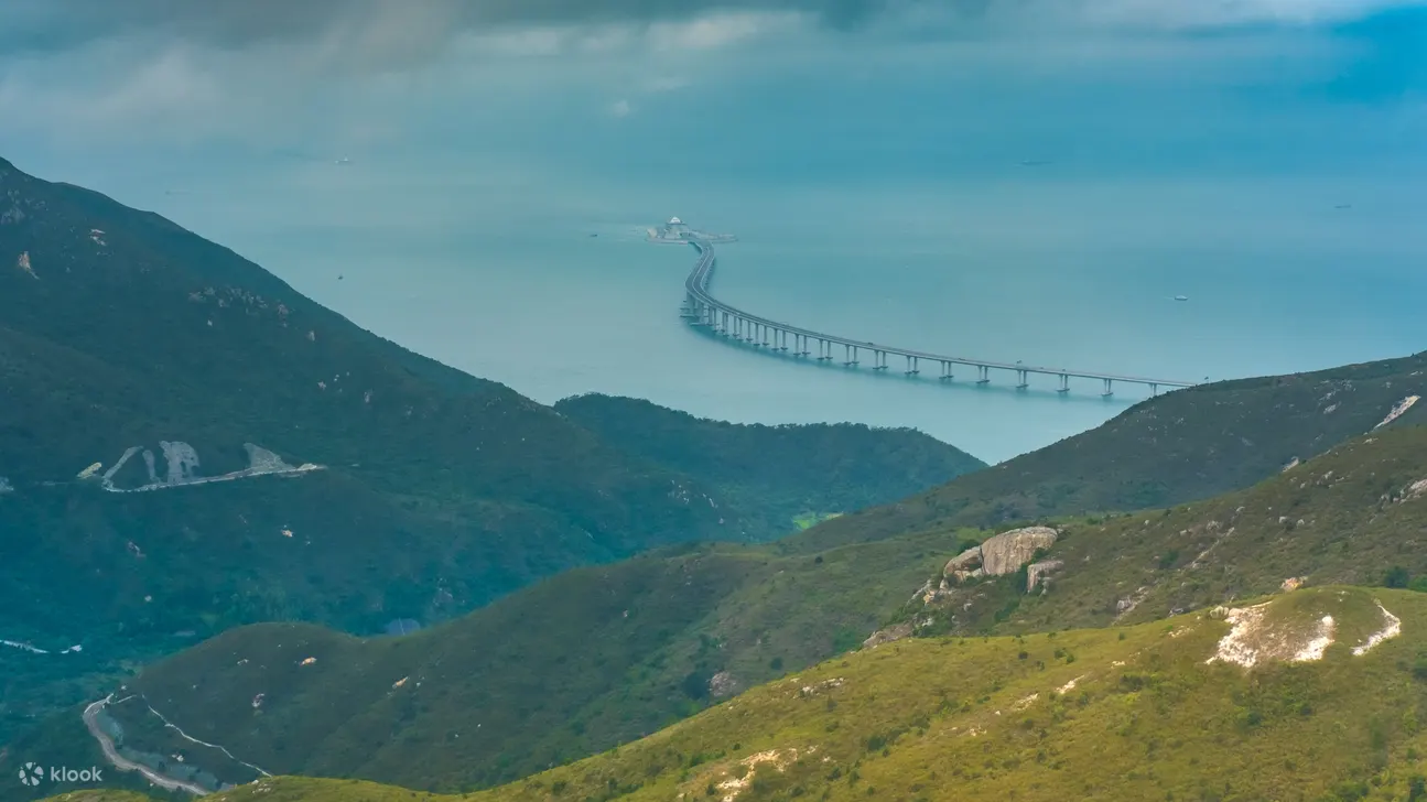 【昂坪360】缆车旅程中，您可以俯瞰大屿山的壮丽景色，包括远处的港珠澳大桥、天坛大佛等标志性景观