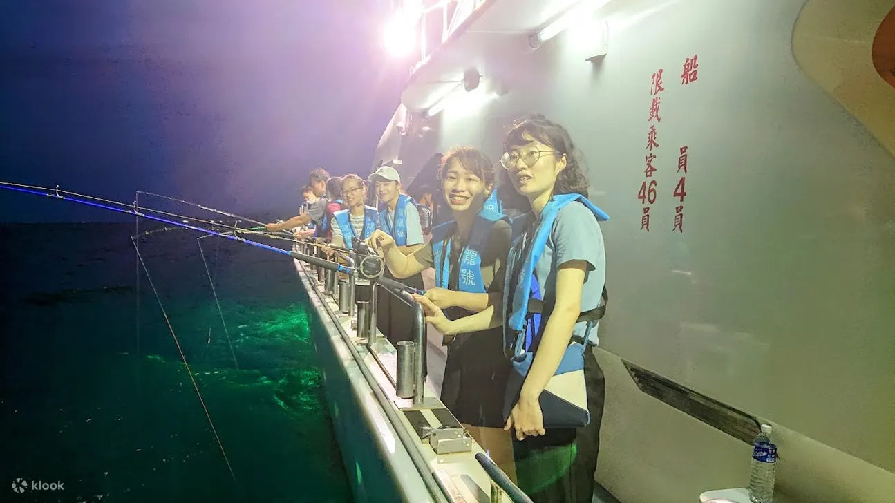 基隆: 夏夜游艇新手海钓体验&渔夫料理 (独家送防水保冷袋)