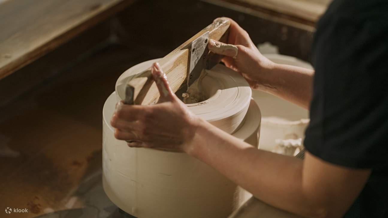 Beobachten Sie, wie Kunsthandwerker mit traditionellen Meissener Handwerkstechniken Porzellan gekonnt von Hand formen.