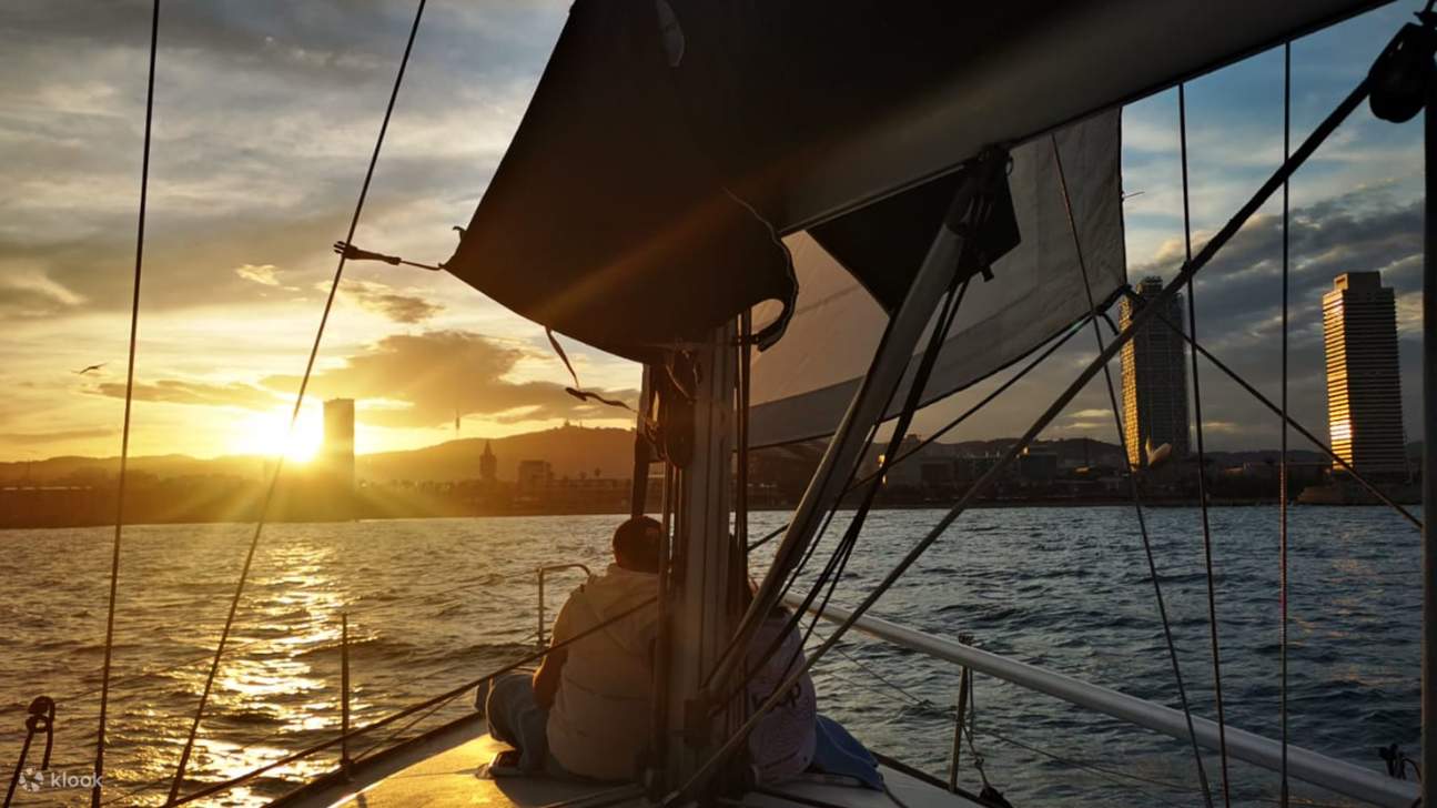 Crociera in catamarano al tramonto con bevande a Barcellona